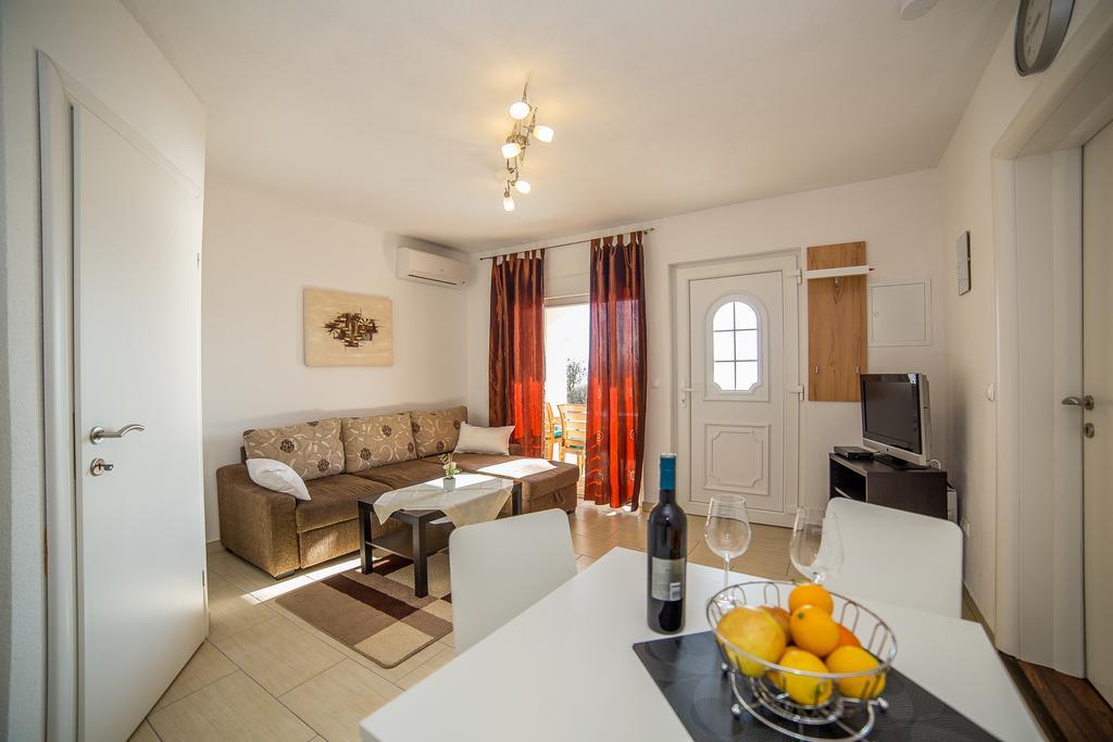 Apartments Kati Omis Exterior photo