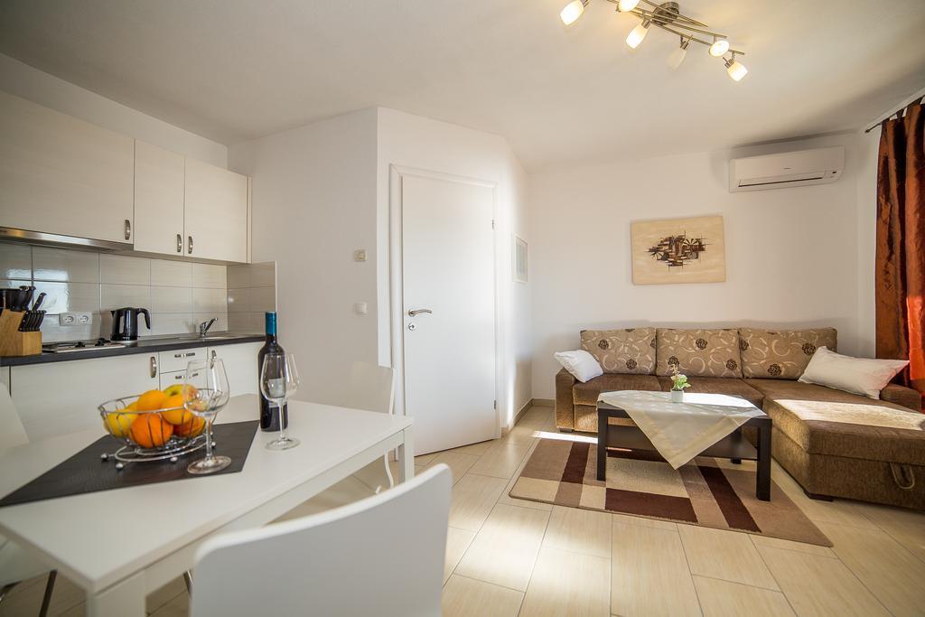Apartments Kati Omis Exterior photo